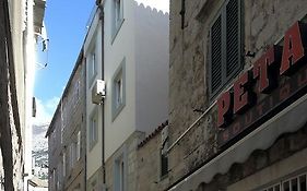 La Familia Apartments